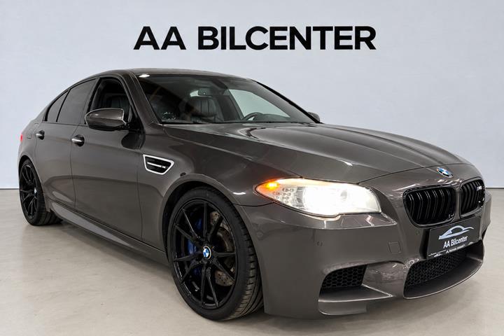 Brun BMW M5 fra 2012 set udefra