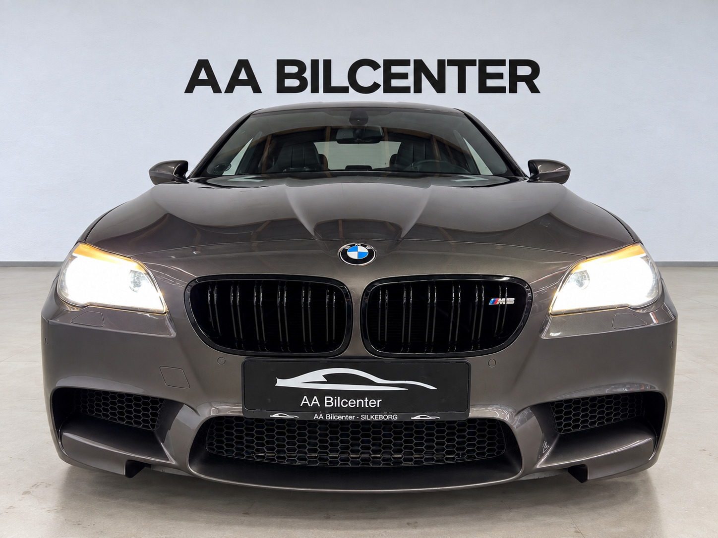 Brun BMW M5 fra 2012