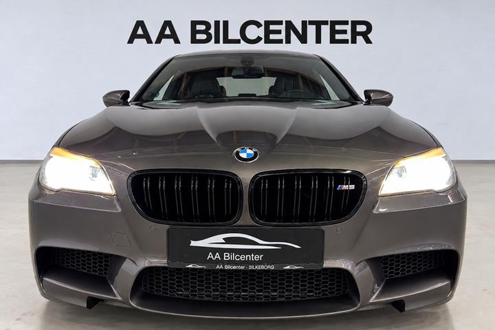 Brun BMW M5 fra 2012