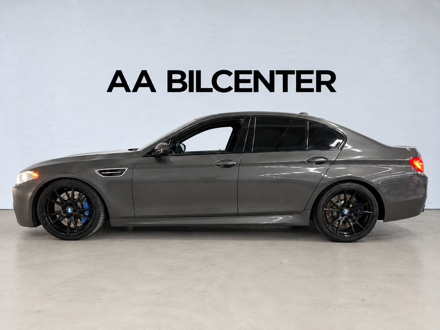 Brun BMW M5 fra 2012
