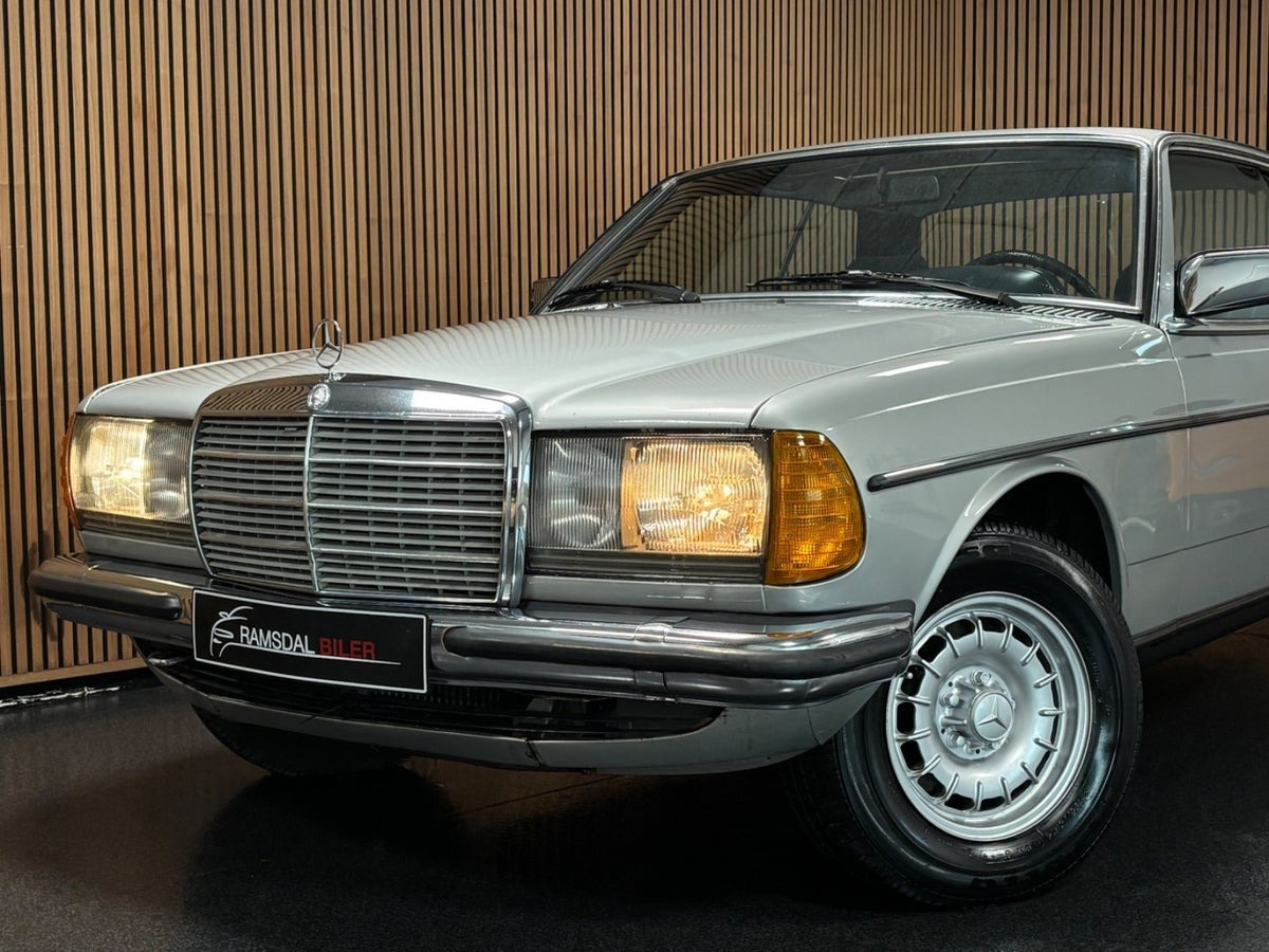 undefined Mercedes 230 CE fra 1982