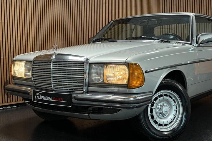 undefined Mercedes 230 CE fra 1982
