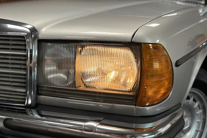 undefined Mercedes 230 CE fra 1982