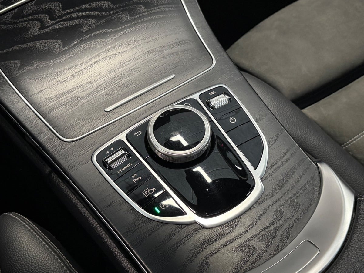Sort Mercedes C200 fra 2020
