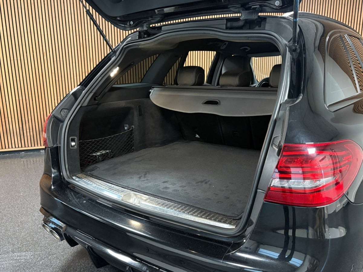 Sort Mercedes C200 fra 2020
