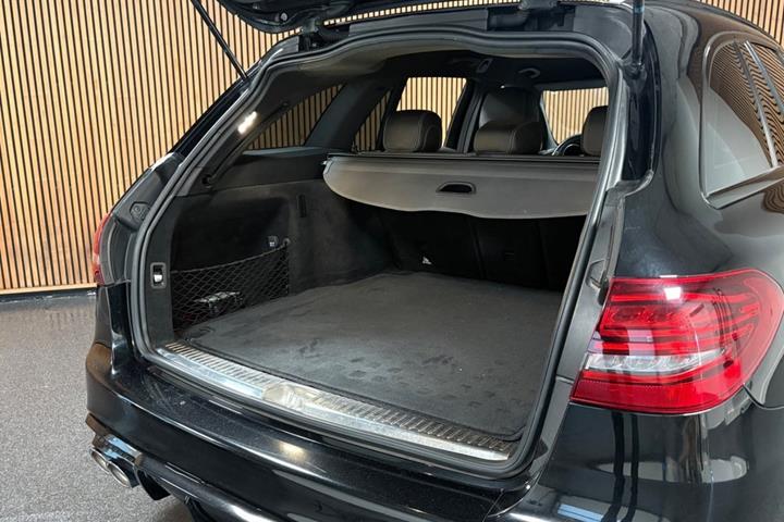 Sort Mercedes C200 fra 2020
