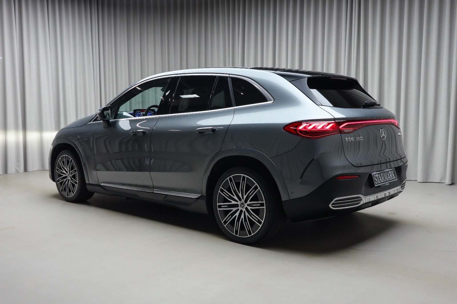 Grå Mercedes EQE350 SUV fra 2025
