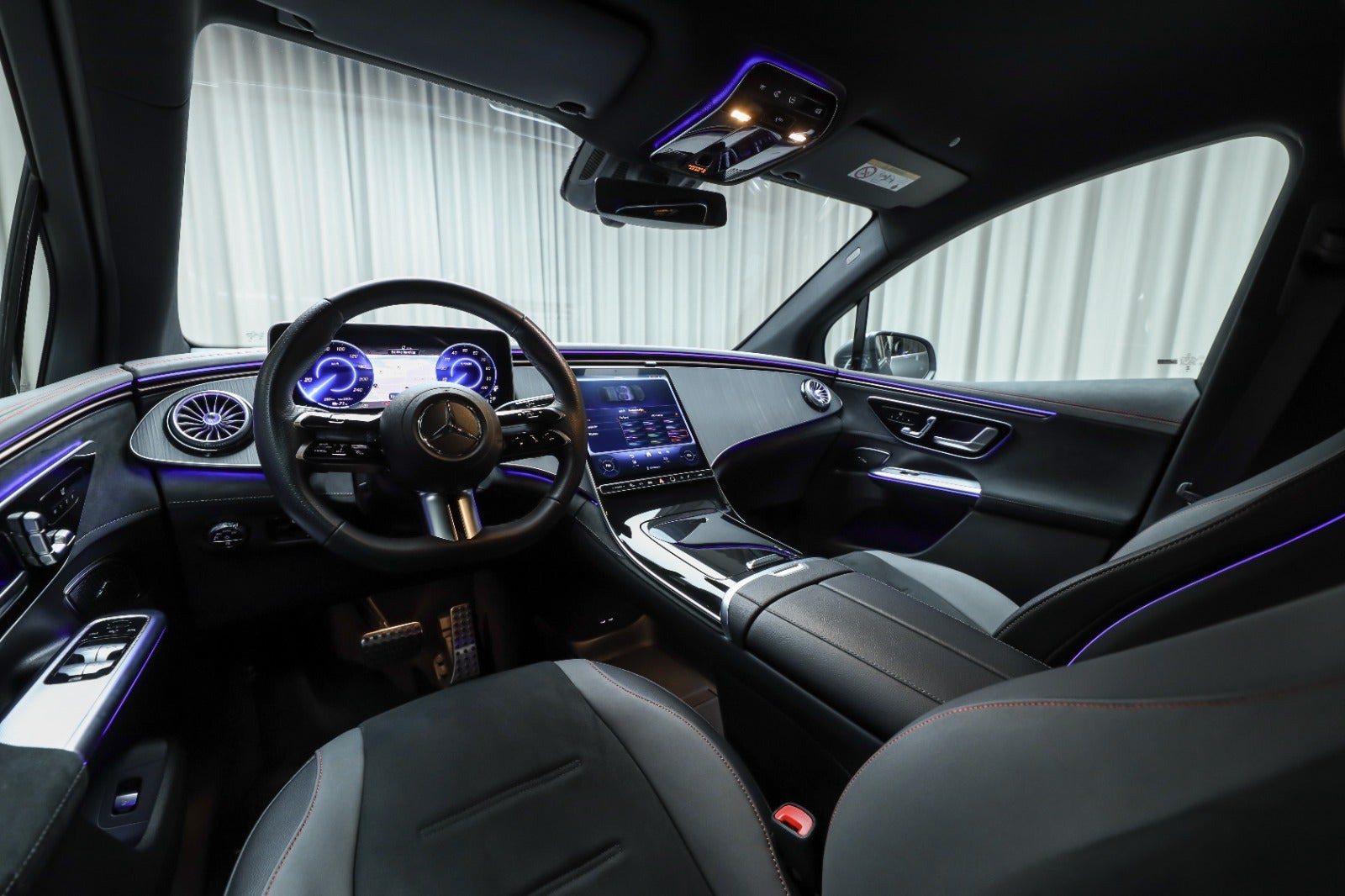 Grå Mercedes EQE350 SUV fra 2025