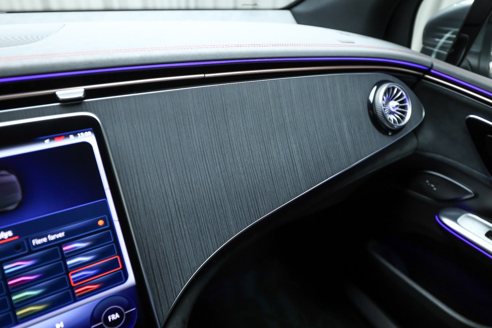 Grå Mercedes EQE350 SUV fra 2025