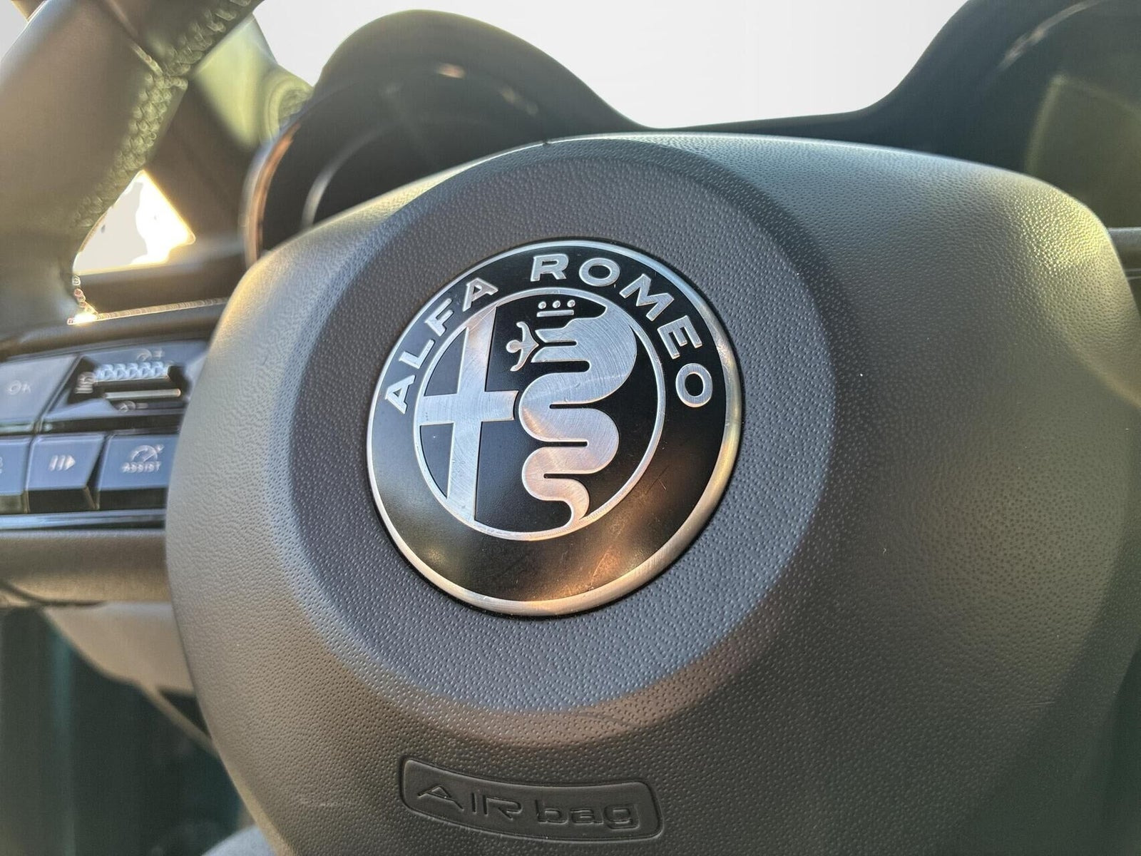 Blå Alfa Romeo Junior fra 2024