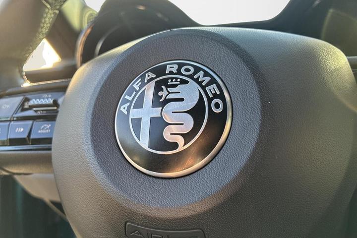 Blå Alfa Romeo Junior fra 2024
