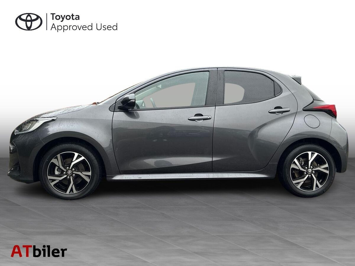 Grå Toyota Yaris fra 2025