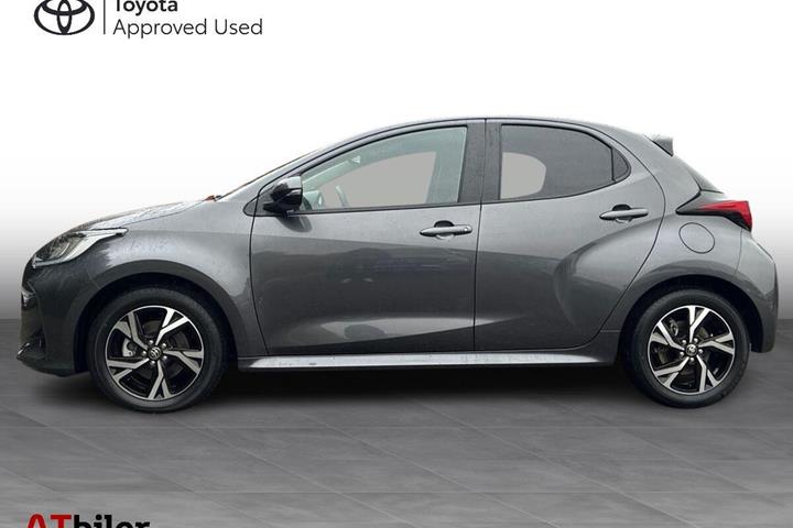 Grå Toyota Yaris fra 2025