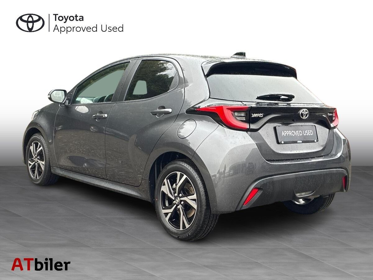 Grå Toyota Yaris fra 2025