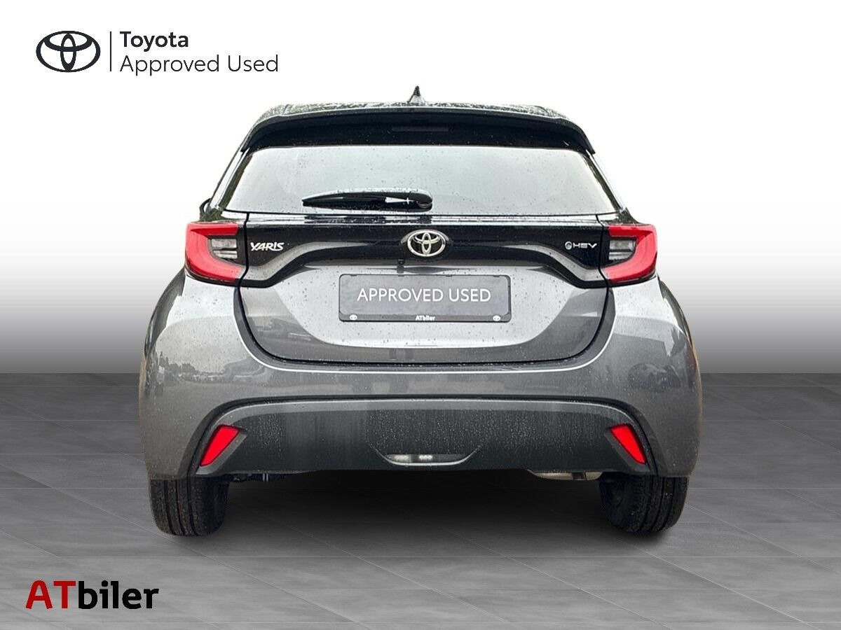 Grå Toyota Yaris fra 2025