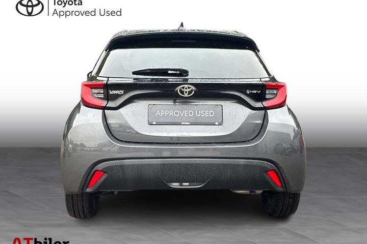 Grå Toyota Yaris fra 2025