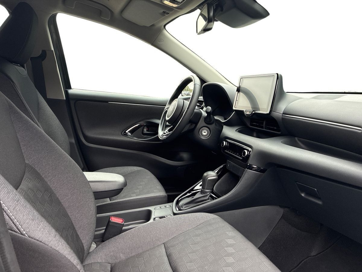 Grå Toyota Yaris fra 2025