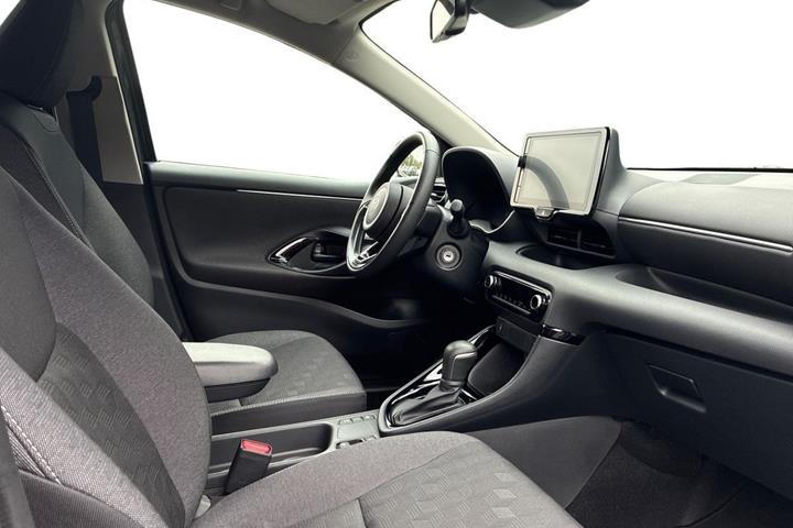 Grå Toyota Yaris fra 2025