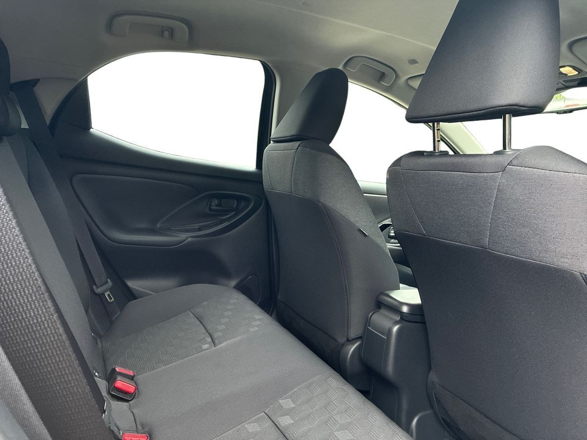 Grå Toyota Yaris fra 2025