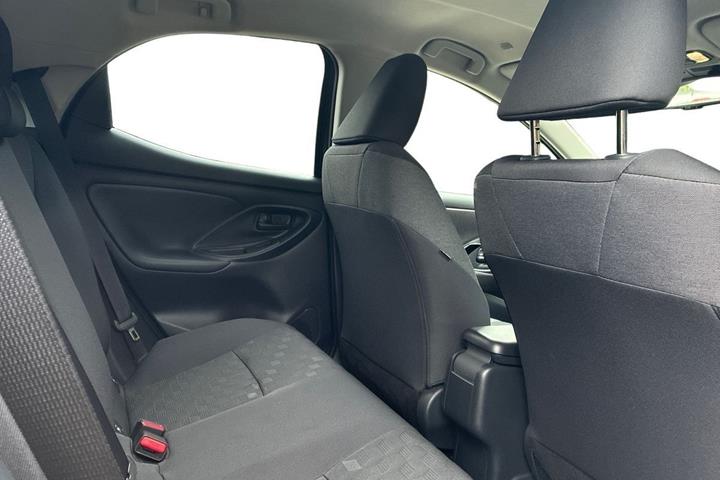 Grå Toyota Yaris fra 2025