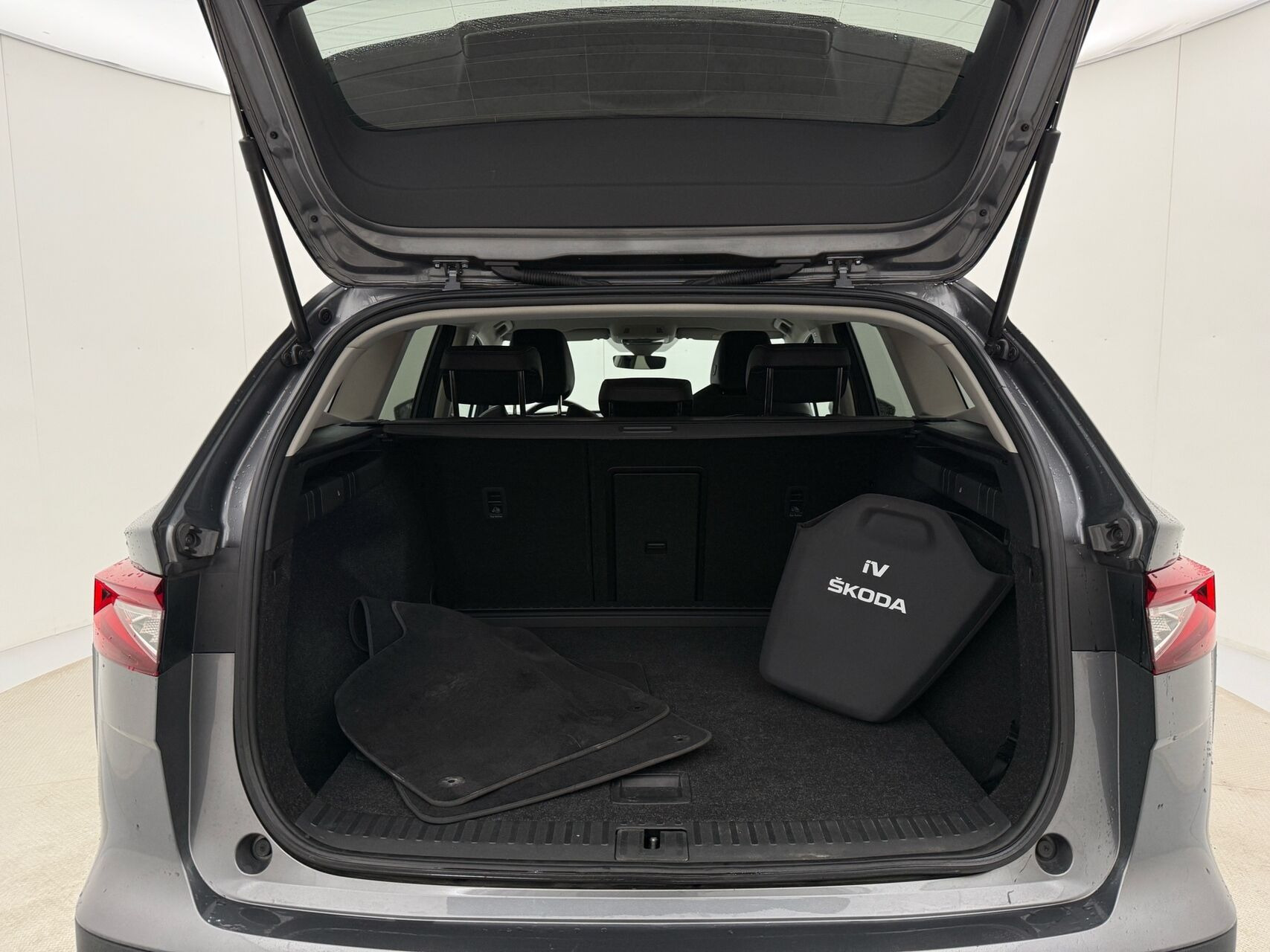 Grå Skoda Enyaq fra 2022