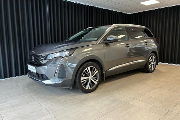 Grå Peugeot 5008 fra 2021 set udefra