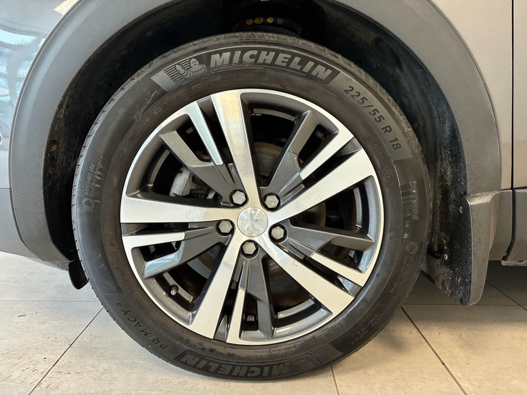 Grå Peugeot 5008 fra 2021
