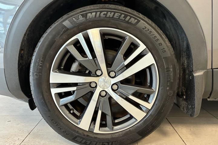 Grå Peugeot 5008 fra 2021