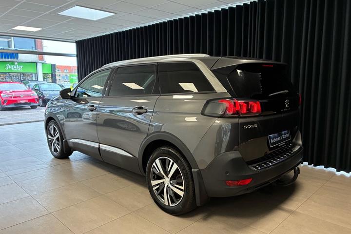 Grå Peugeot 5008 fra 2021