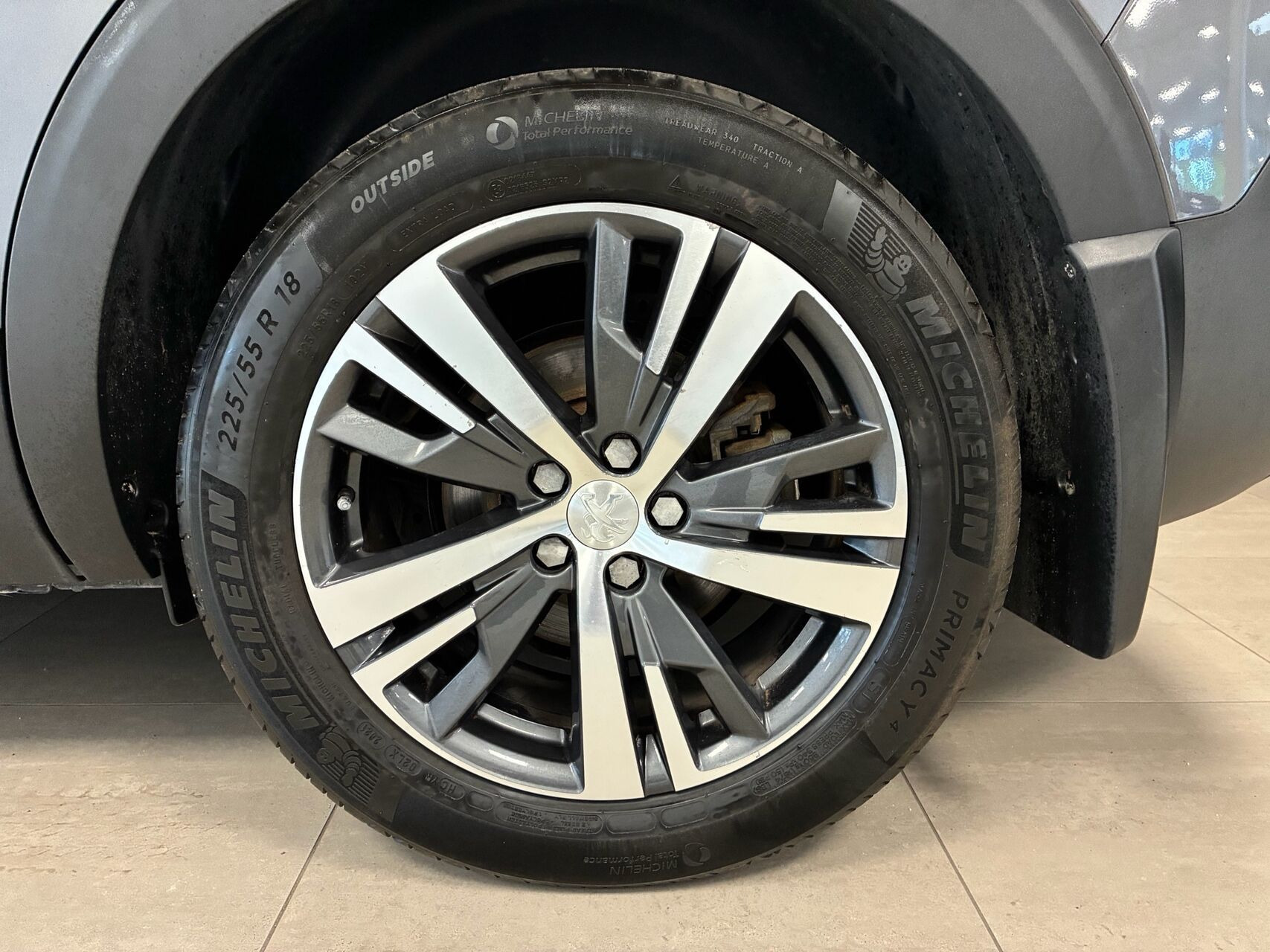 Grå Peugeot 5008 fra 2021