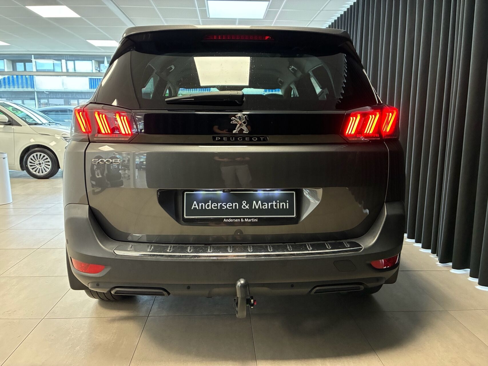 Grå Peugeot 5008 fra 2021