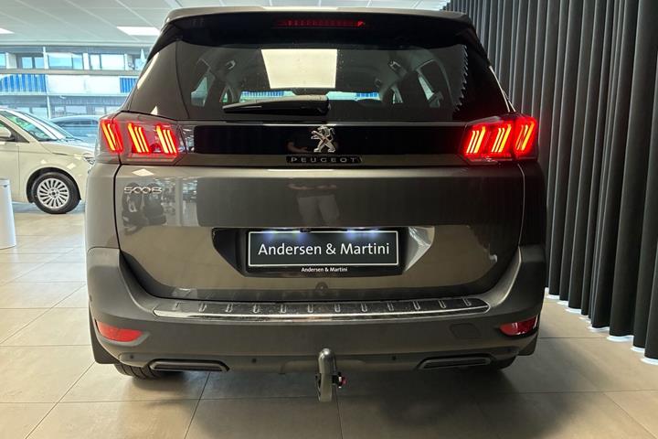 Grå Peugeot 5008 fra 2021