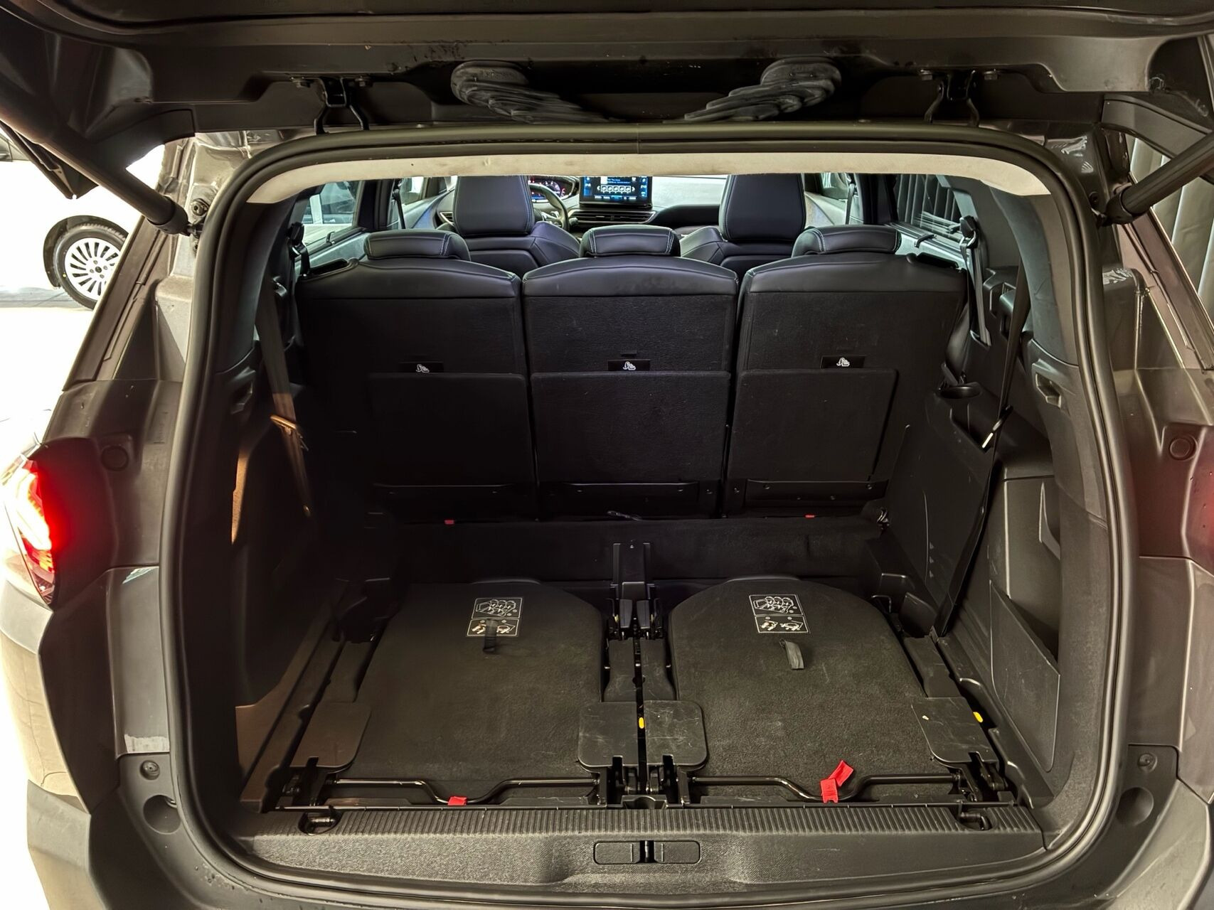 Grå Peugeot 5008 fra 2021