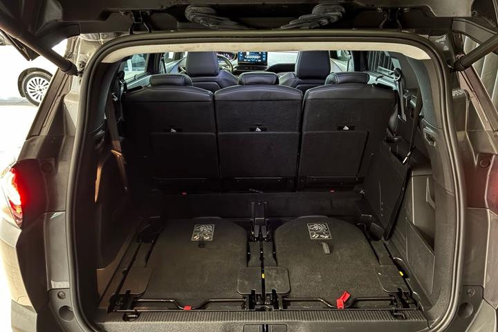 Grå Peugeot 5008 fra 2021
