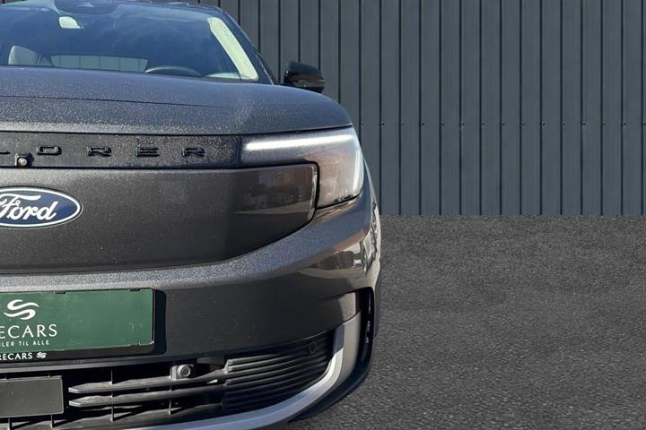 Grå Ford Explorer fra 2025