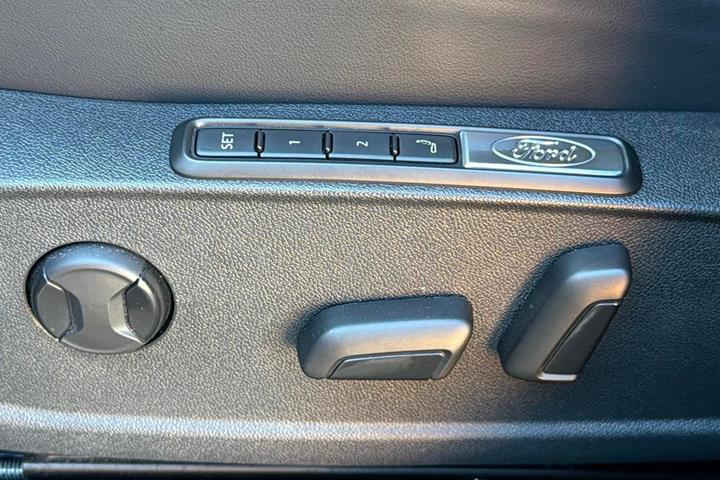 Grå Ford Explorer fra 2025