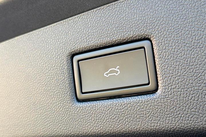 Grå Ford Explorer fra 2025
