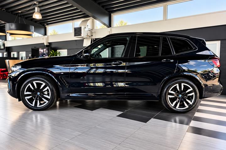 Sort BMW iX3 fra 2023
