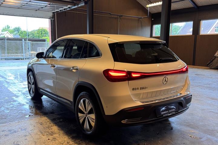 Hvid Mercedes EQA250+ fra 2025