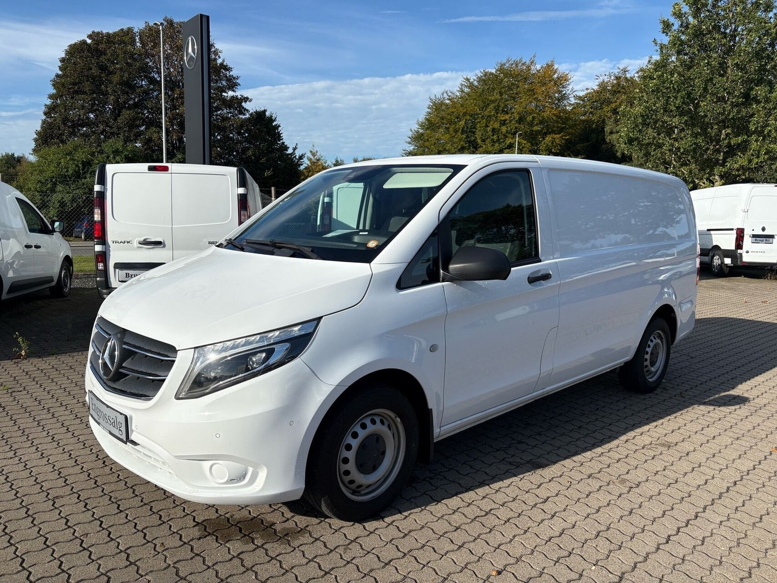 Hvid Mercedes Vito 114 fra 2022 set udefra