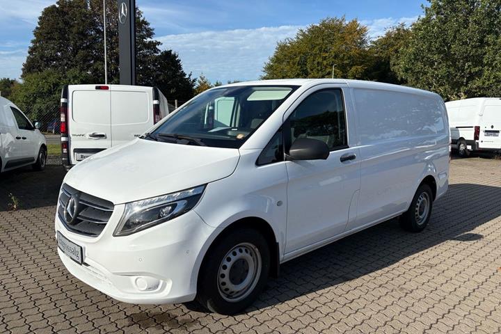 Hvid Mercedes Vito 114 fra 2022 set udefra