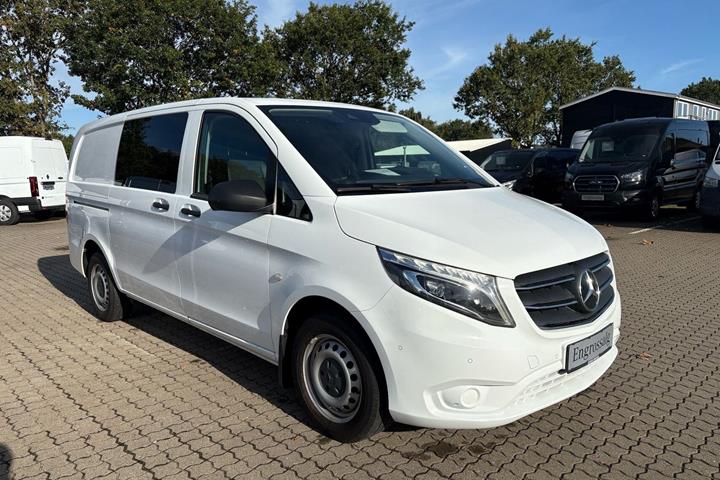 Hvid Mercedes Vito 114 fra 2022