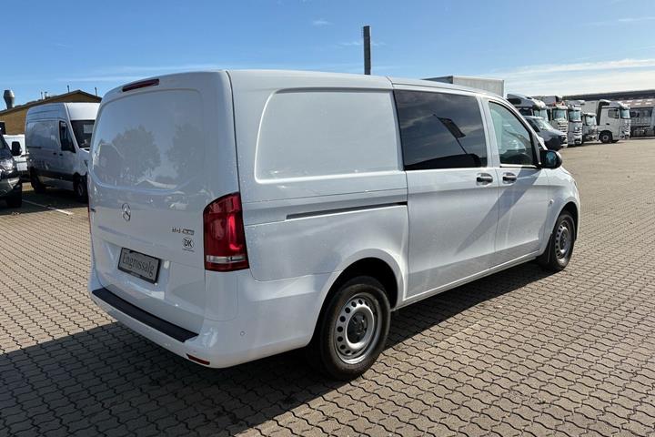 Hvid Mercedes Vito 114 fra 2022
