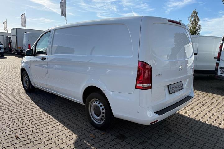Hvid Mercedes Vito 114 fra 2022