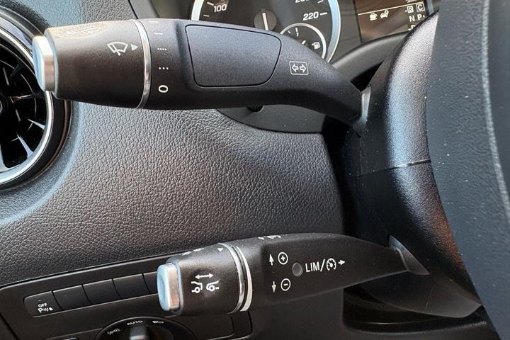 Hvid Mercedes Vito 114 fra 2022