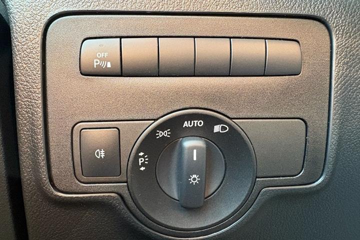 Hvid Mercedes Vito 114 fra 2022