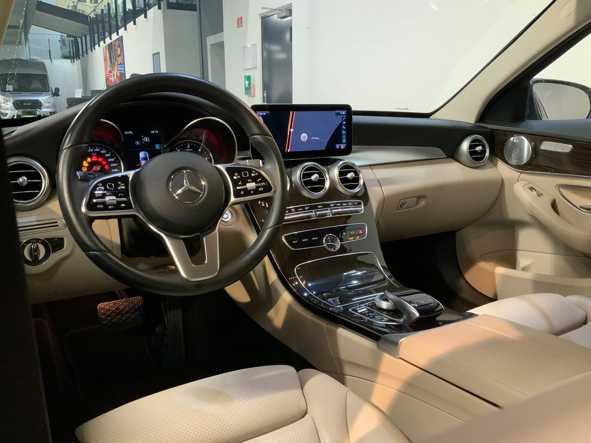 Grå Mercedes C220 d fra 2018