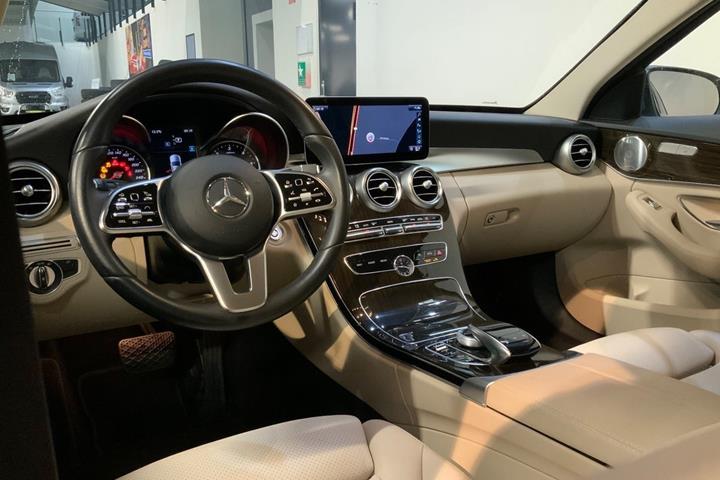 Grå Mercedes C220 d fra 2018