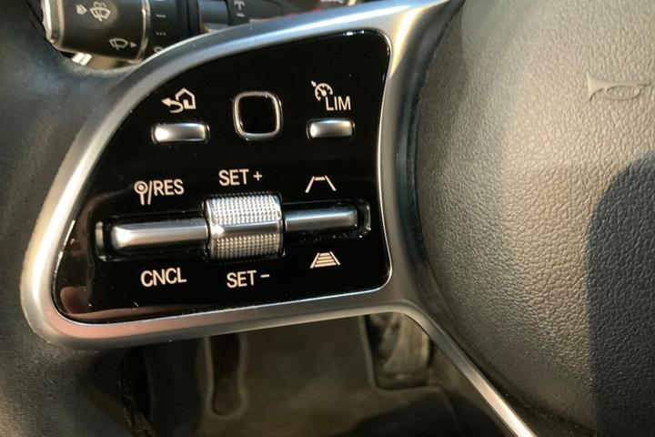 Grå Mercedes C220 d fra 2018