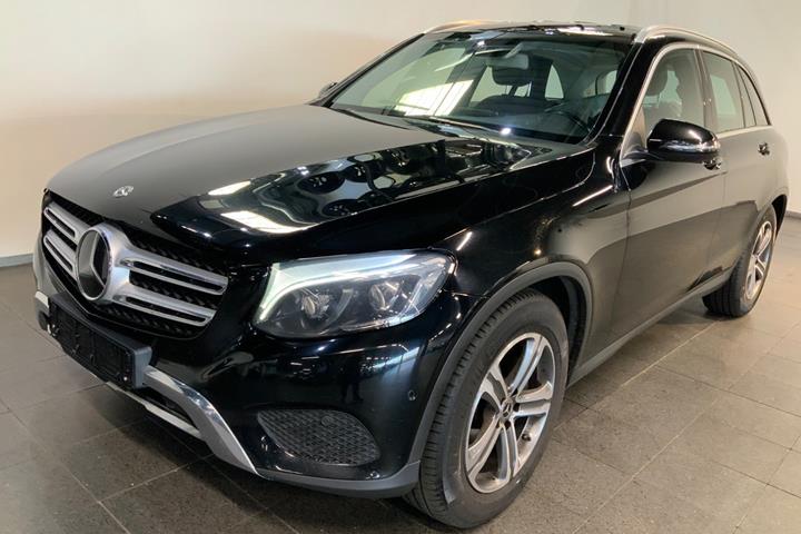 Sort Mercedes GLC300 fra 2018 set udefra
